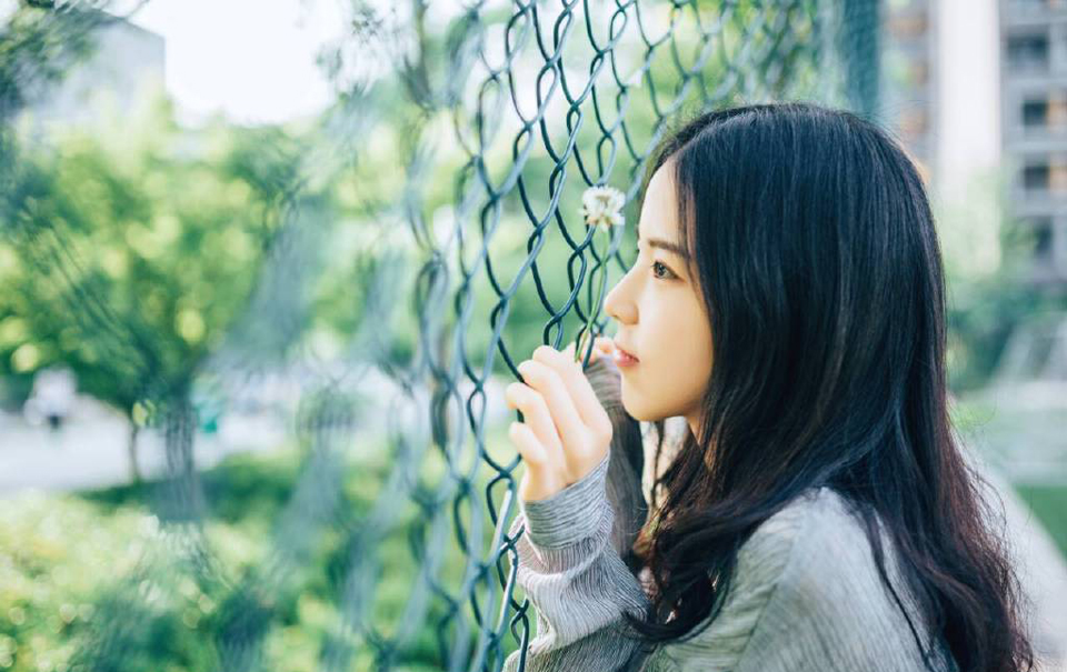 “告诉那些世家，我军承诺，入蜀之后，对世家一定秋毫无犯，更不会动他们如今拥有的利益，甚至还会做出一些让步！”想了想，诸葛亮又补了一句。